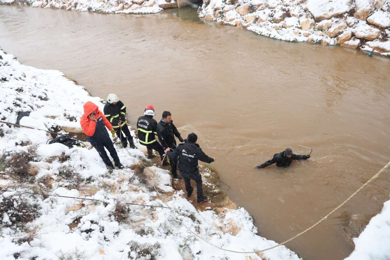 Sulama kanalına düşen otomobildeki 3 çocuğun cansız bedenine ulaşıldı! Baba hala aranıyor 6